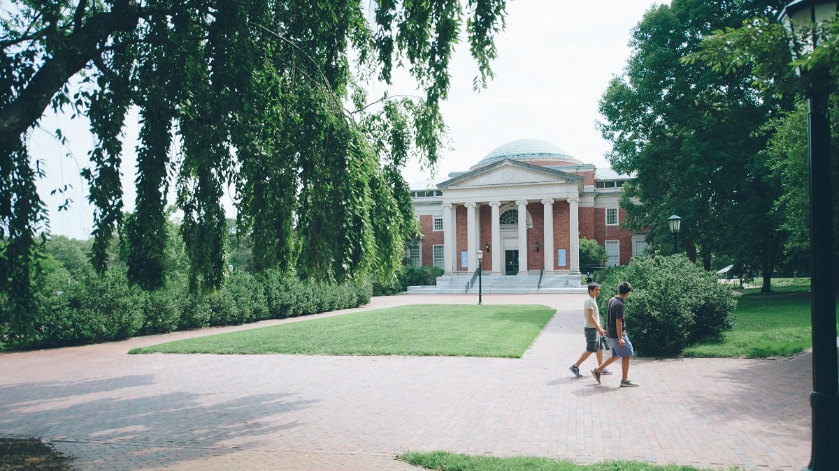 students walking at unc chapel hill campus