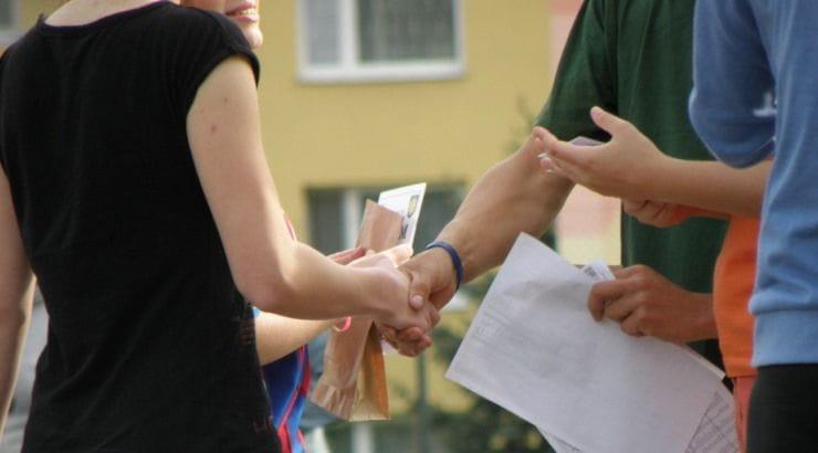 handshakes-930178_1280