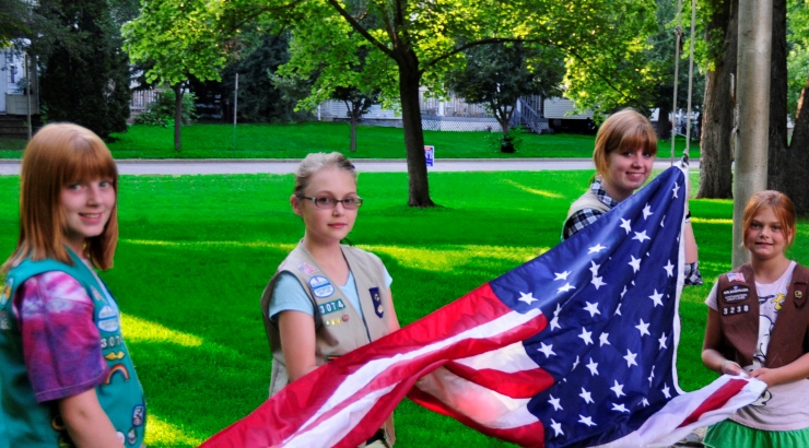 Girl_Scouts_raising_the_American_flag