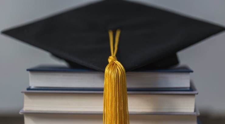 graduation-cap-gold-tassle-and-books