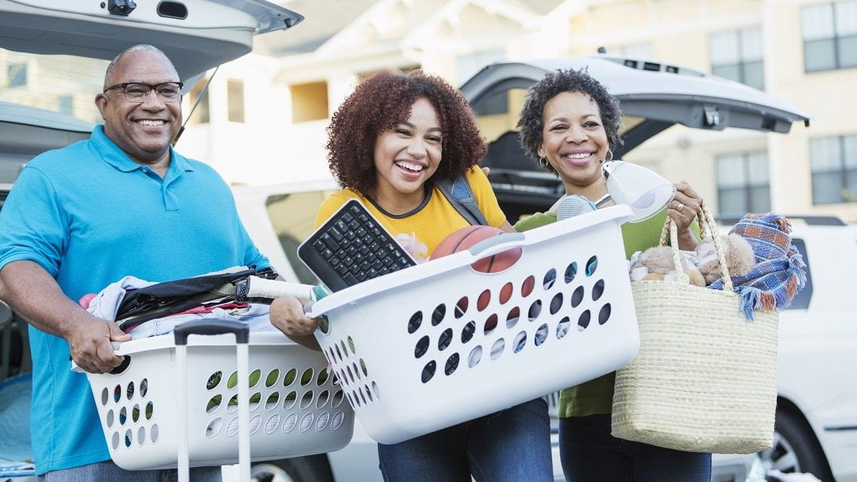daughter and parents moving into dorm